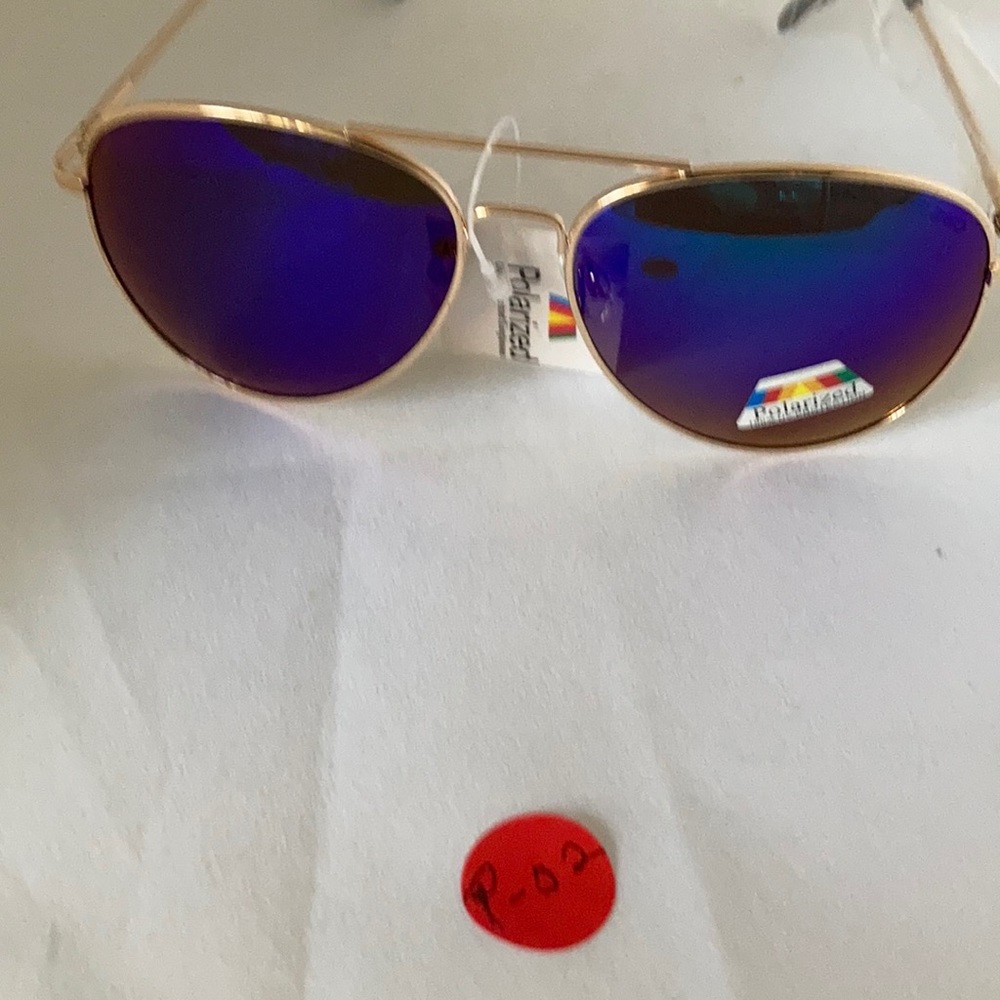 Men’s polarized mirror lens aviators.